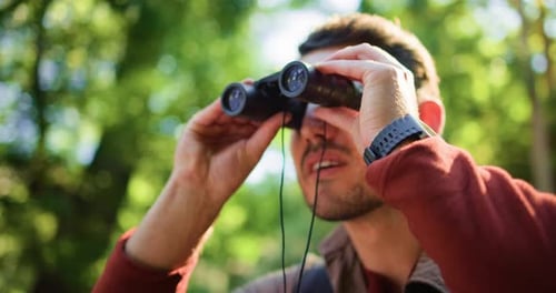Homme, tourisme et vision avec des jumelles en forêt pour l'observation des oiseaux, l'exploration ou l'expédition