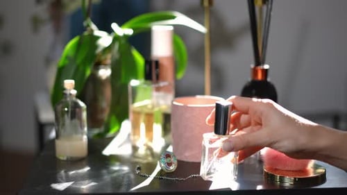 Flacon de parfum féminin mince à poser sur la table avec parfum d'intérieur, bougie et bijoux