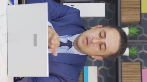 Das vertikale Video eines Geschäftsmannes, der seinen Job definiert, ist glücklich und friedlich.
