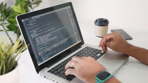 Programador hombre escribiendo código de programa sentado en el lugar de trabajo en la oficina