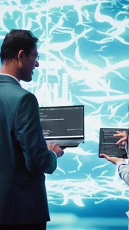 Vertikales Video, Teamwork, IT-Mitarbeiter, die ein KI-System zur Unterstützung der Verarbeitung verwenden