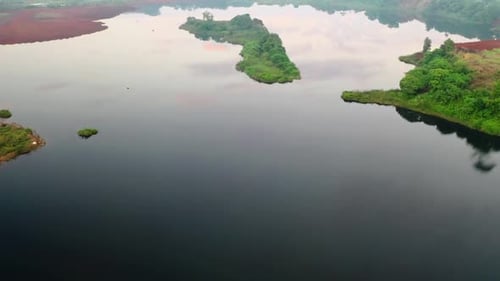 Vue par Drone du lac Setu Bojongsari avec des îles vertes dans l'ouest de Java