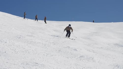 Skifahrer fahren im Pulverschnee die Piste hinunter