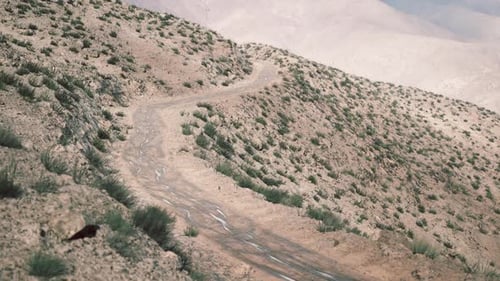 Sentier sinueux à travers les montagnes du Pamir au Tadjikistan par une journée ensoleillée