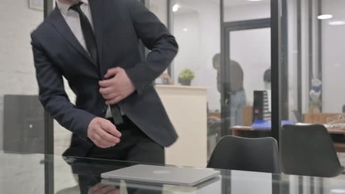 Kommen Sie morgens ins Büro und öffnen Sie den Laptop