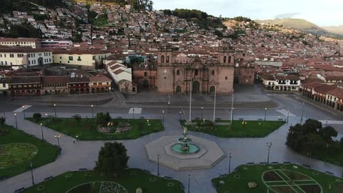 4K-Luftaufnahmen in der Dämmerung der Plaza de Armas in Cusco City, Peru, während der Coronavirus-Quarantäne, l