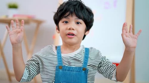 Kindergarten, Kind lernt glücklich im Klassenzimmer. Kind und Lehrer