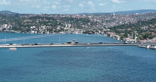 Istanbuler Bosporus-Brücke und Skyline der Stadt im Hintergrund mit türkischer Flagge bei schönem Sonnenuntergang