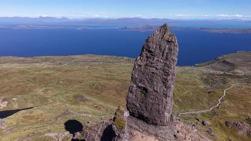 Vue aérienne de l'imposant sommet du Vieil Homme de Storr, Écosse, Royaume-Uni