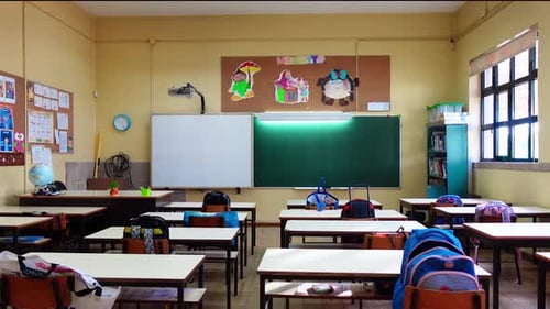Aula vacía con mesas y sillas