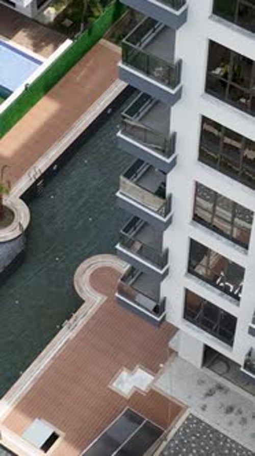 Vídeo vertical: perspectiva aérea de un edificio de varios pisos en construcción