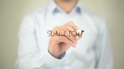 Sun Light Man schreibt auf transparentem Bildschirm