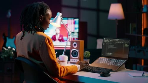 Student lernt etwas über Outsourcing mit Html-Skript