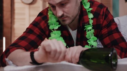 Un homme vêtu d'une chemise hawaïenne colorée célèbre joyeusement avec des fournitures de fête lors d'un rassemblement