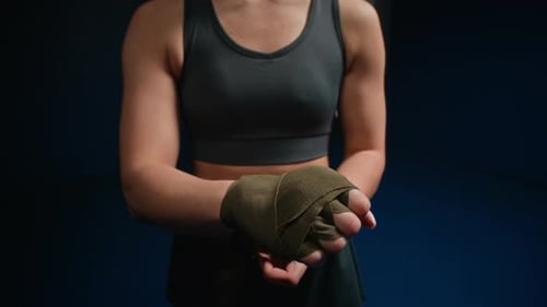 Boxerin wickelt sich vor dem Training die Hände
