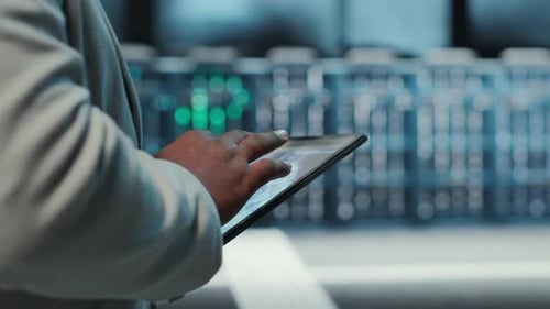 Un responsable se rend dans le hub de serveurs à l'aide d'une tablette pour détecter les erreurs de configuration du pare-feu