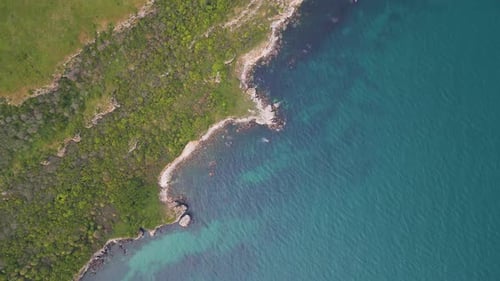 Vista aérea del área natural de Yaylata cerca del pueblo de Rusalka en la costa rocosa del Mar Negro de Bulgaria