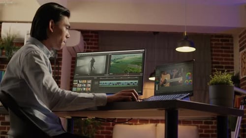 Videógrafo asiático que trabaja con editor y montaje de vídeo