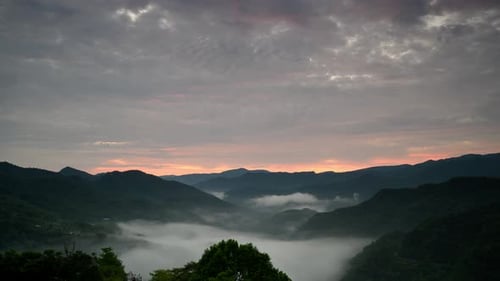 Before sunrise, the grey clouds in the sky turn orange-red. It's like a haze.