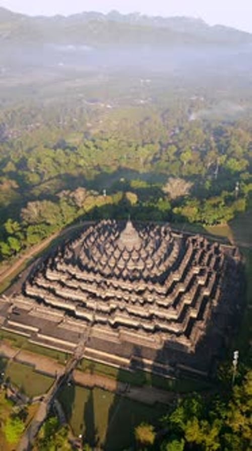 Luftaufnahme des Borobudur-Tempels, umgeben von üppigem Dschungel, Zentral-Java, Indonesien