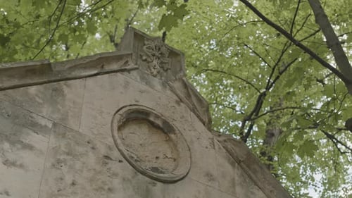 Exterior de la antigua cripta en el cementerio