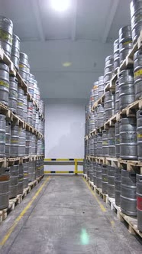 Barriles de cerveza organizados en una espaciosa instalación de almacenamiento durante el día