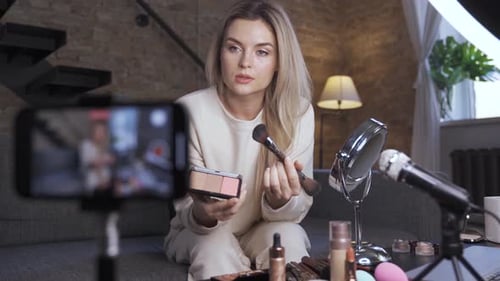 Una bloguera de belleza está haciendo un Vídeo para sus Seguidores