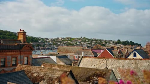 Cidade costeira de Fowey na Cornualha, Reino Unido. Vista dos telhados e da extensão da pitoresca cidade