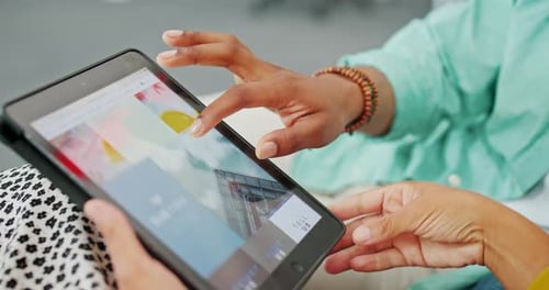 Gros plan de l'écran de la tablette, expérience utilisateur du site Web et mains féminines pour la planification, la prise de décision en matière de conception Web et le travail d'équipe