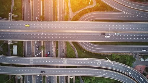 Superbe prise de vue aérienne par Drone au-dessus de l'échangeur et de l'autoroute