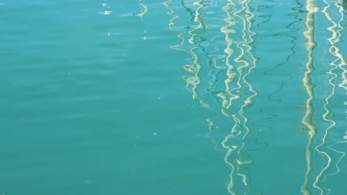 Reflexionen von Booten im Meerwasser.