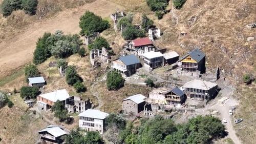 Drohnenaufnahmen aus der Luft vom Dorf Kala mit den Svan-Türmen in Georgien