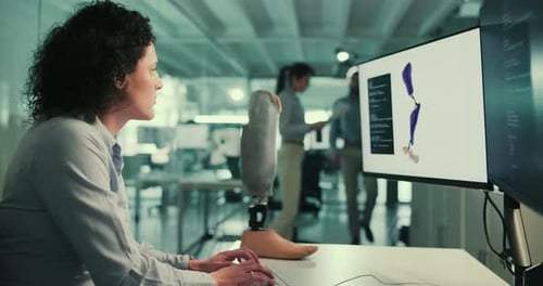 Technologie, Entwicklung und Frau am Computerbildschirm mit Beinprothese