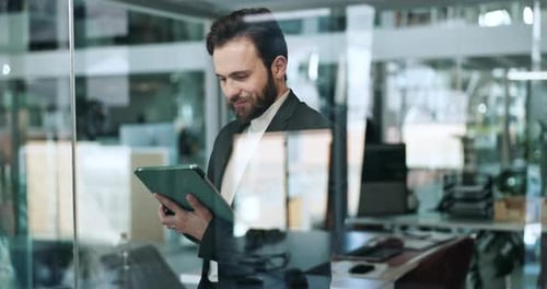 Homme d'affaires, vitrine et bureau avec tablette pour connexion en ligne, analyse commerciale ou rapport