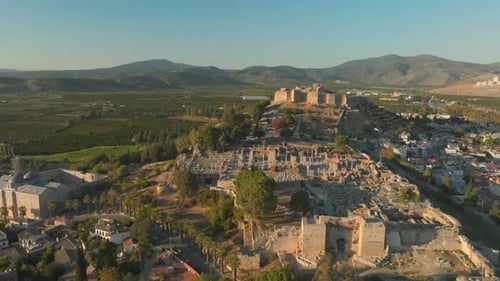 Montée aérienne au-dessus du château de Selçuk, dévoilant les montagnes, la beauté historique et des vues imprenables à Golden H