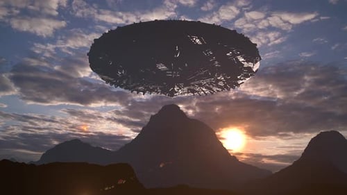 UFO bei Sonnenuntergang in den Bergen