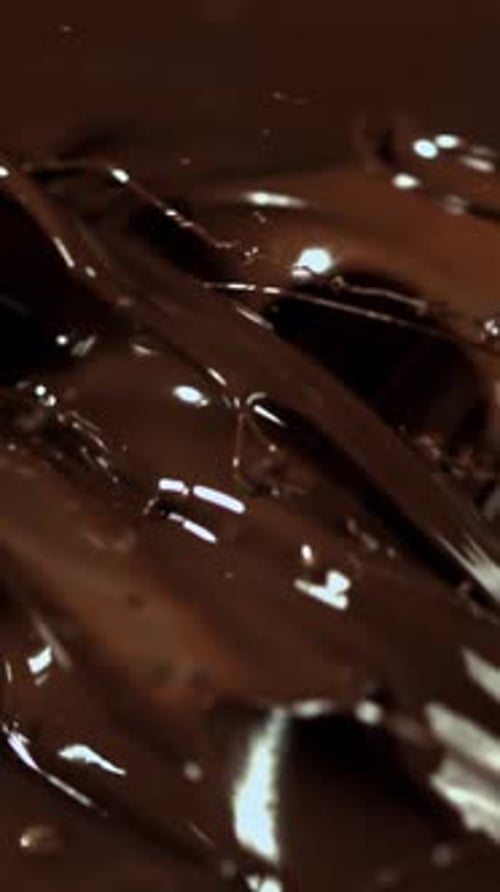 Le chocolat est mélangé avec un fouet, filmé par une caméra haute vitesse à 1000 images par seconde