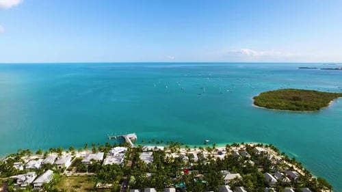 Boote ankern in der Nähe des tropischen Inselparadieses im warmen blauen Meerwasser der Karibik