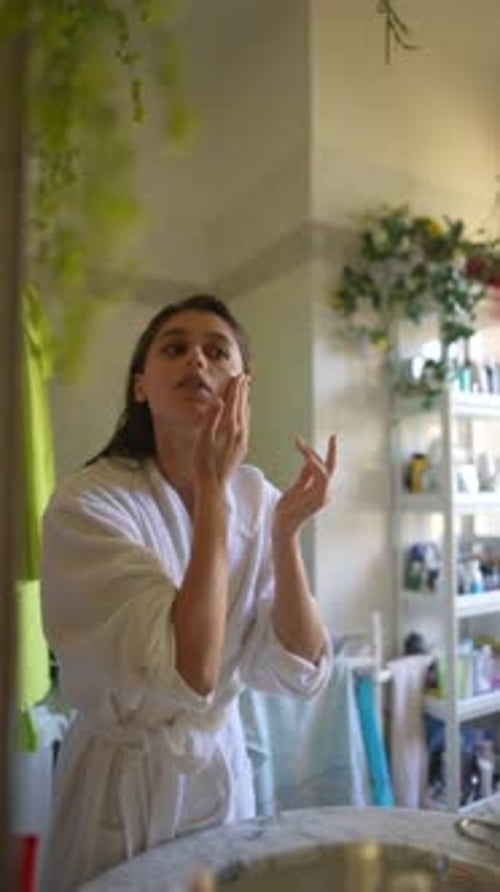 Une routine matinale rafraîchissante de soins de la peau appréciée dans une salle de bain lumineuse et élégante