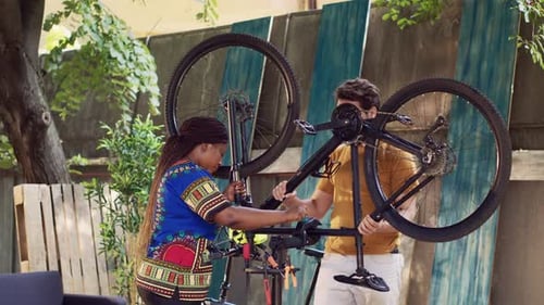 Multiethnisches Paar sichert Fahrrad