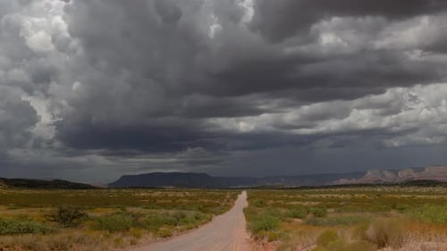 Monsun Storm Over Dirt Road, mittlere Brennweite