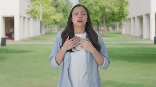 Jeune fille indienne ayant une crise d'asthme