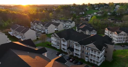 Morgantown, Virgínia Ocidental. Prédios de apartamentos ao nascer do sol. Alojamento universitário WV para estudantes e com