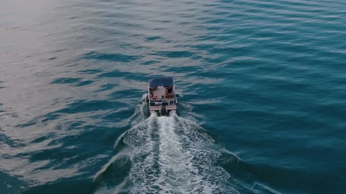 Luftaufnahme eines Bootes, das mit hoher Geschwindigkeit zum Blauen Meer segelt
