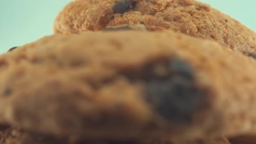 Eine Makro-Nahaufnahme eines weißen Tellers voller köstlicher Schokoladenkekse auf einem um 360 Grad rotierenden S