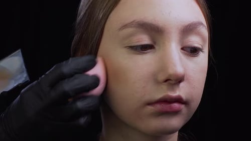 Aplicar la base de maquillaje en el rostro