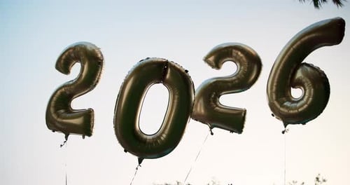 Ano novo de 2026 e balão no céu azul para festa, celebração de festivais e feriados ao ar livre