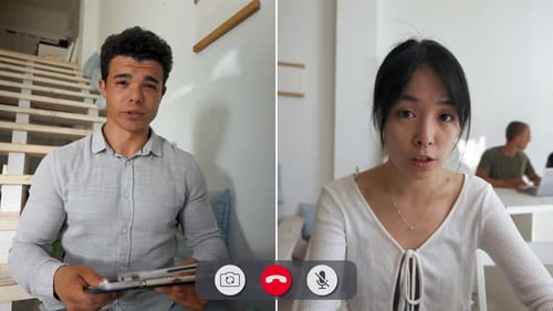 Conversation en ligne engageante entre deux amis répartis sur différents sites