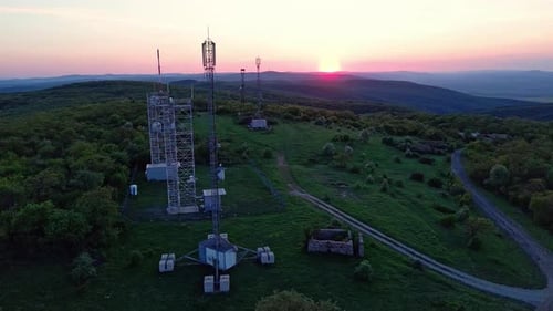 Vista de las colinas cubiertas de vegetación con torres de telefonía móvil sobre el telón de fondo de campos y un