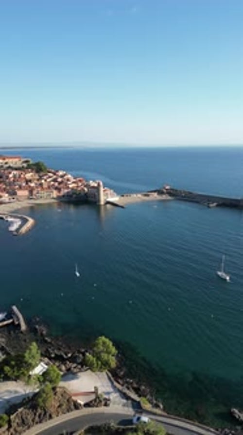 Vista aérea del puerto de Collioure con veleros, Francia.